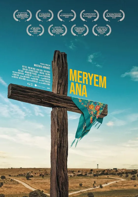 ملصق الفيلم القصير Meryem Ana: صليب خشبي عليه غطاء رأس في أرض جرداء، وفوقه أكاليل المهرجانات